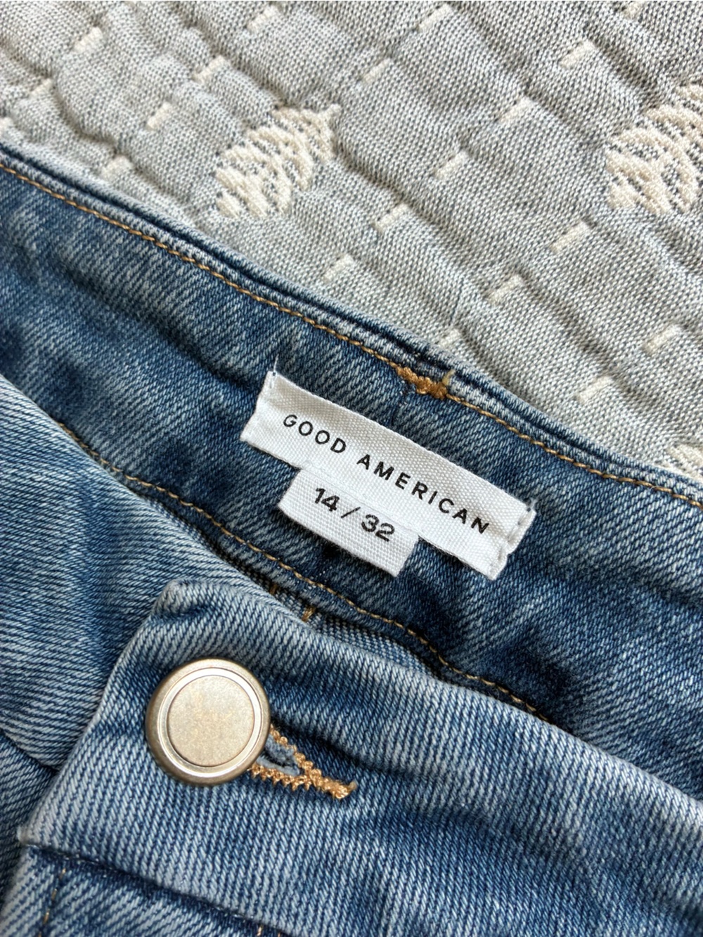 Good American Distressed Skinny Jeans in Blue Wash - Picture 4 of 6